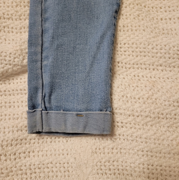 SHEIN LIGHT WASH SKINNY JEANS - Picture 2 of 6